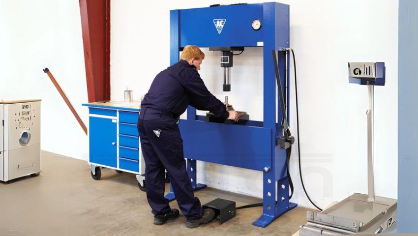 máy dập thủy lực 1